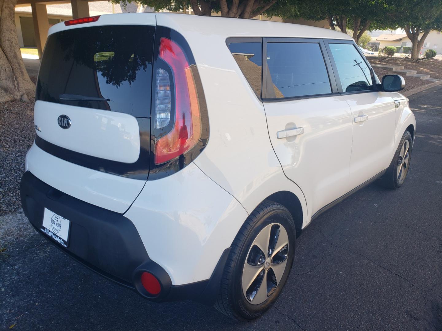 2015 WHITE /gray and black Kia Soul base (KNDJN2A27F7) with an 1.6L L4 DOHC 16V engine, 5-Speed Automatic transmission, located at 323 E Dunlap Ave., Phoenix, AZ, 85020, (602) 331-9000, 33.567677, -112.069000 - Photo#3